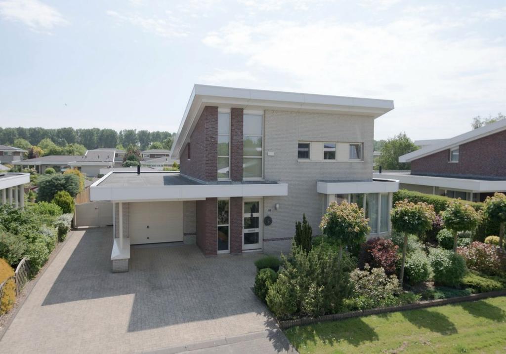 INLEIDING Op het 'Flevo Golf Resort' te Lelystad staat deze zeer nette en ruime vrijstaande villa, type Colony, met een garage en een verwarmde schuur/ garage achter de woning welke geschikt is voor