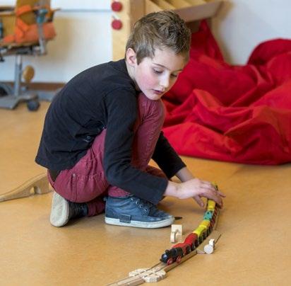 4 OUDERS EN SCHOOL Onderwijs en begeleiding stemmen we af 14 Een goede samenwerking met ouders is voor ons Ouderbijdrage Bezoek aan school Medezeggenschap 15 essentieel.