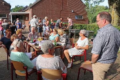 2. De mensen; vrijwilligers en deelnemers Het dorpshuis vormt het centrale deel in de wijk dat een basis is voor uitbouw en onderhoud van de sociale gemeenschap in de wijk (en daarbuiten).