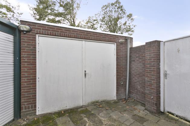 De garage beschikt over gas, elektra, water, wasmachine aansluiting alsmede openslaande deuren en een loopdeur naar de tuin.