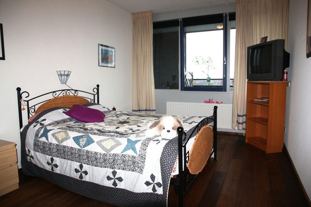 Het appartement beschikt over 2 slaapkamers, welke beide voorzien zijn van een parketvloer en spachtelputz wandafwerking.