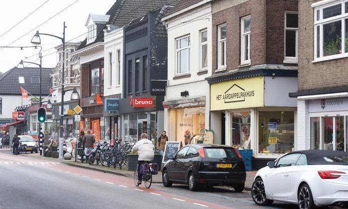 SPECIFICATIES STAD in het kort is de grootste plaats in de gemeente Rheden gelegen in het zuidelijke deel van de gemeente, gescheiden door de A12 grenst aan Arnhem.