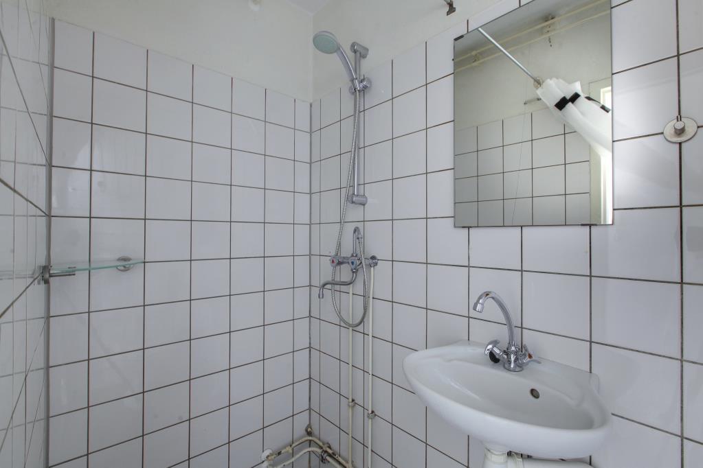In de keuken is de wasmachine-aansluiting aangebracht en de Cv-ketel. Badkamer Nette badkamer (2005), uitgevoerd met een douche, wastafel en toilet.