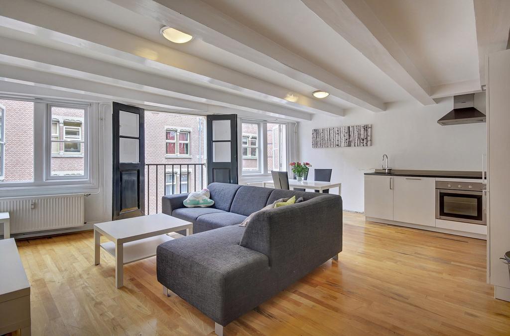 Prachtig en licht appartement van circa 80 m2 midden in het hart van het centrum. De Beursstraat loopt evenwijdig met het Damrak en het appartement bevindt zich precies achter de Beurs van Berlage.