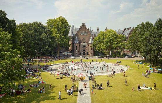 Alles onder handbereik, zonder de drukte maar met alle gemakken van de stad. Het betreft een dubbel benedenhuis van maar liefst 90 m² met een voor- en achtertuin.