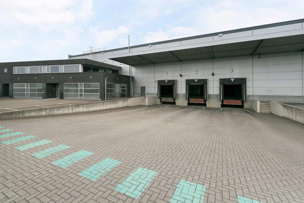 METRAGE Unit 1 Unit 7 Bedrijfsruimte : 1.815 m² Bedrijfsruimte : 1.818 m² Kantoorruimte : 283 m² Kantoorruimte : 283 m2 Unit 2 Unit 8 (VERHUURD) Bedrijfsruimte : 1.827 m² Bedrijfsruimte : 1.