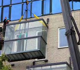 Geluidsreductie Om te voldoen aan de eisen heeft Metaglas speciaal voor deze transformatie een systeem ontwikkeld waarmee glazen balkons als volledig prefab element aan de gevel kunnen worden geklikt.