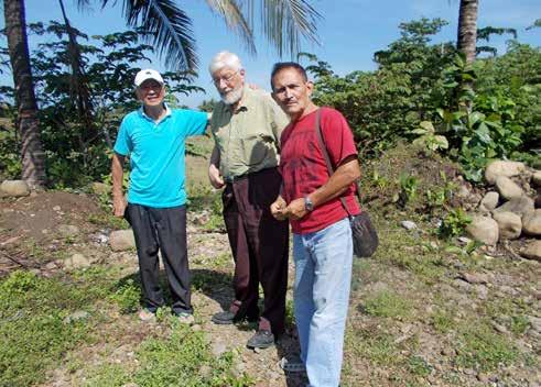 PUM-medewerker (midden), SPPP-directeur Cees Baay (rechts) en PUM-aanvrager Pak Mulyadi aan het strand van Ranca Buaya.
