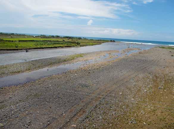 Te zout water van SPPP vloeit terug naar zee via riviertjes die naar de Javaanse Zuidzee stromen. Echter, met te veel stenen op het strand om er Artemia te kweken. niet mogelijk.