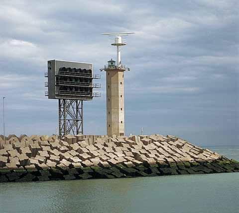 Een nieuwe radartoren bij de nieuw aangelegde dam bij de toegangsgeul van de Haven van Oostende is recent gebouwd en komt in gebruik in 2016.