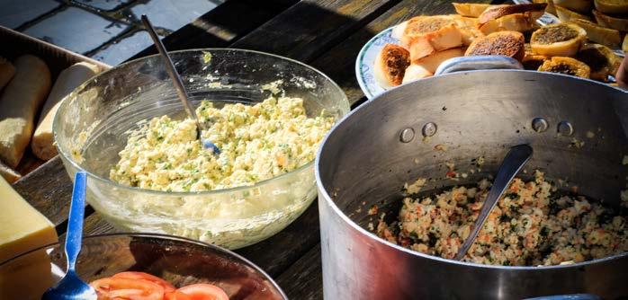 Tussen de soep en de patatten, maar vooral tussen de potten en de pannen treffen we op elk kamp of weekend een kookploeg aan.