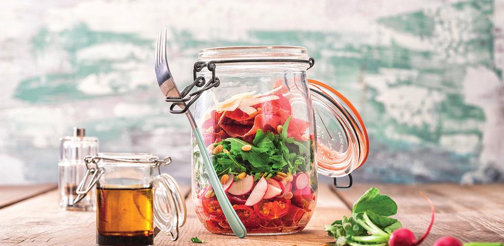 on-the-go 1 pers salade in a jar met rundsfilet 125 g rucola 2 el pijnboompitjes 10 g Parmezaanse kaas tros radijsjes tros Roma tomaatjes 85 g Charles rundsfilet 40 g basilicum scheut olijfolie 2