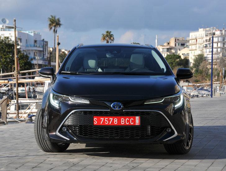 Toyota had echter ook een verlanglijstje. Het wilde de Corolla mooier en sportiever maken. Is dat gelukt? Eerst de naam.