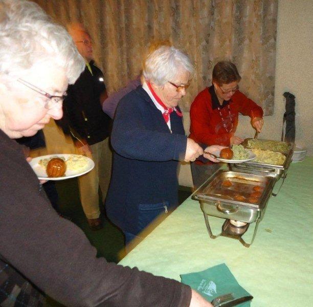 KBO-Roosendaal daal. We staan nog even stil bij een sluisje wat zo bebouwd is dat ook de visjes richting Roosendaal kunnen zwemmen. Door en langs het Burg.