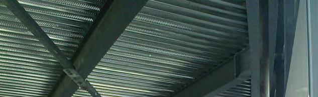 Metalen profielplaten, toegepast als dragende structuur, worden als steeldeck aangeduid.