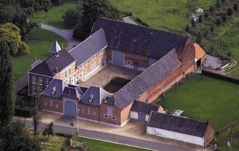 Der Hespengau ist für seine eindrucksvollen viereckigen Bauernhöfe bekannt. Schöne Beispiele dafür sehen wir in Nieuwerkerken, Borgloon und Kortessem.