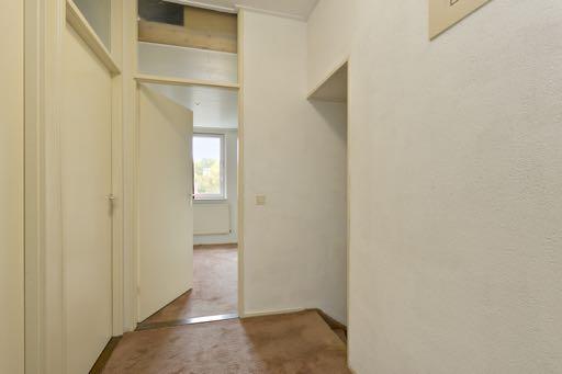 Slaapkamer 1 (ca. 4,15 x 2,90 m.), ligt aan de voorkant van het huis en heeft een TV aansluiting, inbouwspots en een draai/kiep raam met hor. Slaapkamer 2 (ca.