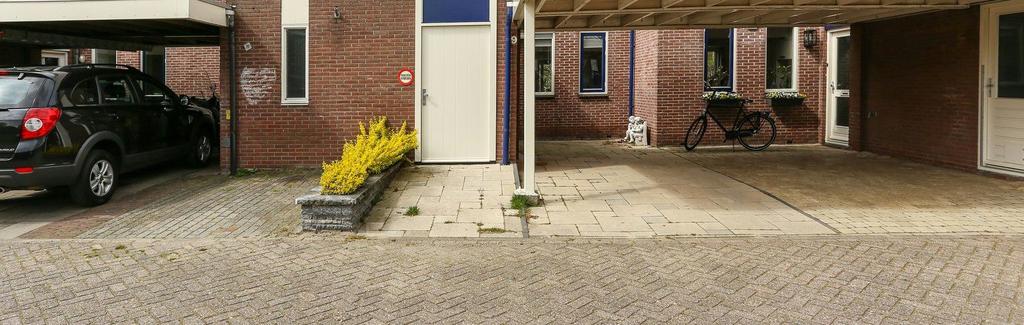 eengezinswoning met eigen parkeerplaats onder de carport.