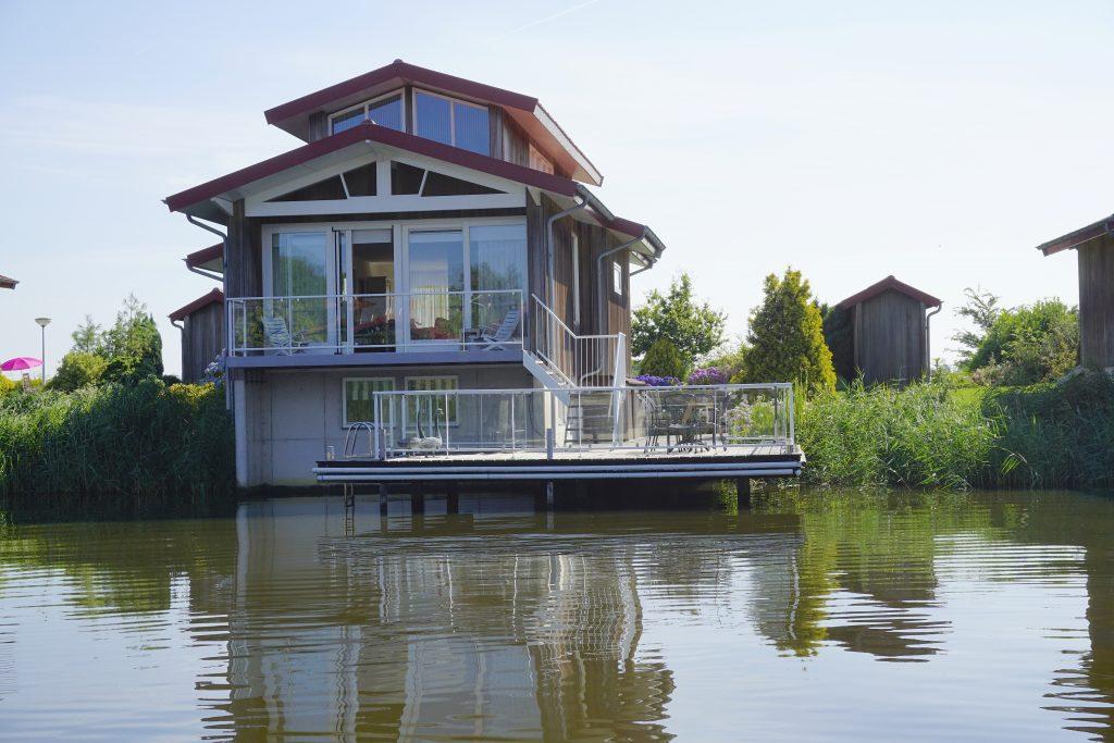 325.000 K.K. Aan open vaarwater nabij het Bergumermeer staat deze onder architectuur gebouwde luxueuze recreatievilla type Goudplevier.