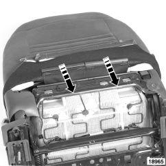 Wip de bevestigingen van de bekleding los van de cassette van de airbag, en trek
