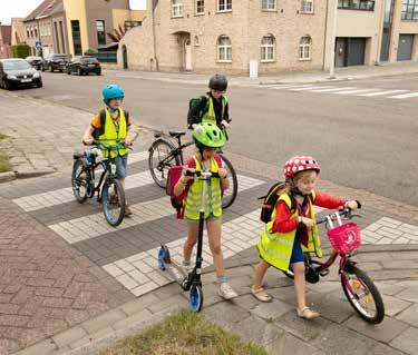 1. LEERLIJN VERKEER 3 e GRAAD Flinke voetgangers Leerlingen van de derde graad moeten alleen en veilig in het verkeer kunnen stappen.