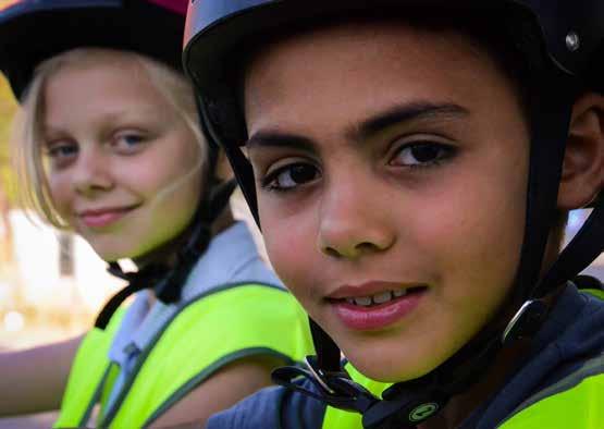 1. HELM OP FLUO TOP www.helmopfluotop.be Helm Op Fluo Top is een verkeersveiligheidsproject waarmee scholen het dragen van een fietshelm en een fluohesje kunnen aanmoedigen.