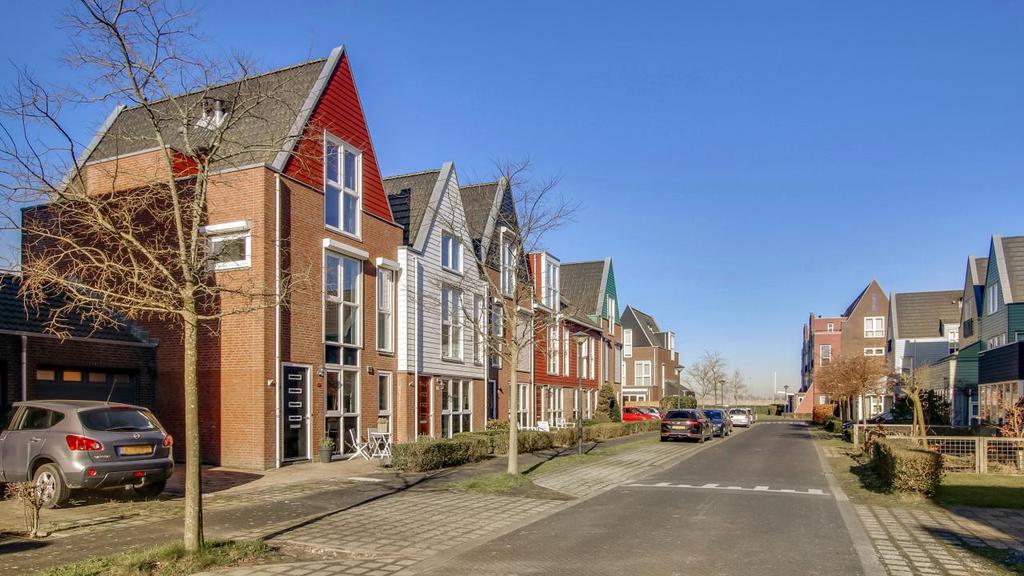 Uitgebouwde hoekwoning met parkeerplaats op eigen terrein, binnendoor bereikbare garage en tuin op het zuidwesten. Gelegen in de wijk Bangert en Oosterpolder.