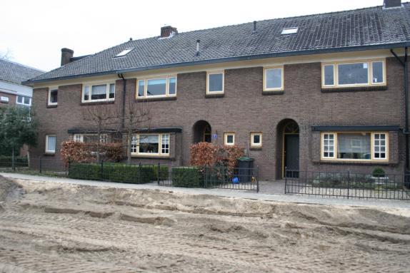 dhr. J. Krijnen : 22-2-2013 Datum aanwijzing : 29-9-2015 Situering Een rij van vier woningen gelegen aan de F.D. Rooseveltsingel aan de oostzijde van de historische binnenstad van Doesburg.