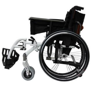 5.2 In- en uitvouwen van de rolstoel Uitvouwen van de rolstoel - Ga aan de zijkant van de opgevouwen rolstoel staan (foto 1); - Pak beide zitbuizen vast en beweeg deze uit elkaar; - Duw de zitbuizen