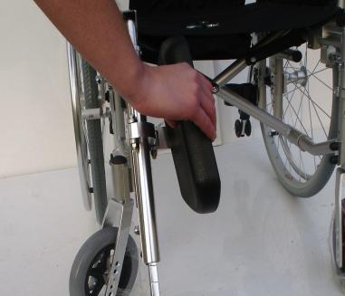 rolstoel vast te houden en tegelijkertijd de beensteun voorzichtig naar beneden te duwen. 5.