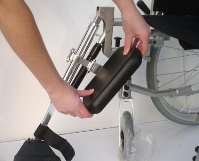 Kuitplaat wegklappen - Ga voor de rolstoel staan; - Pak de kuitplaat aan de binnenzijde vast en klap