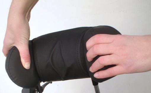 5.14 Gebruik van de hoofdsteun Hoofdsteun verwijderen en aanbrengen op de rolstoel - U kunt de hoofdsteun verwijderen door de zwarte knoppen (foto 45) aan beide zijkanten bij de duwhandvatten