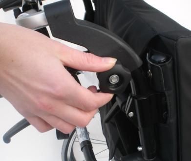 Wanneer deze knoppen volledig los zijn kunt u de bout verwijderen en de hoofdsteun van de rolstoel aftillen; - Om de hoofdsteun terug te plaatsen op de rolstoel, dient u de hoofdsteun te plaatsen op