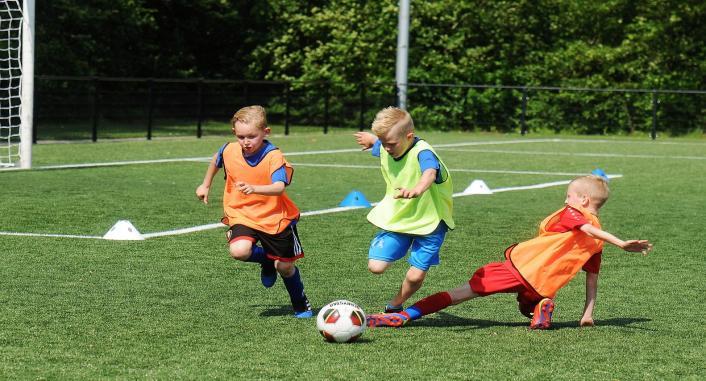 Overgangsregeling jeugdspelers Vervroegde overgang jeugdspeler naar hogere leeftijdscategorie dan wel senioren Er kan zich een situatie aandienen dat het verstandig is een jeugdspeler met veel