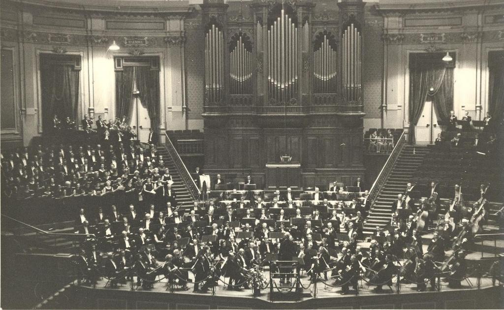 Van de volgende concerten in 1964, '65, '66, '67 en '68 enkele recensies: Mahlers Tweede o.l.v. Willem van Otterloo maart 1964 (bijlage 10.2) Brittens War Requiem o.l.v. Bernard Haitink juli 1964 (waar het koor versterkt werd door het NCRV vocaal ensemble) (bijlage 10.