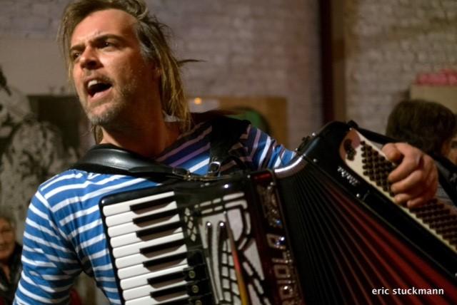 Café Chantant Woensdag 13 en 27 november Café Chantant: Kom samen zingen, dansen en muziek maken met Pieter en zijn accordeon.