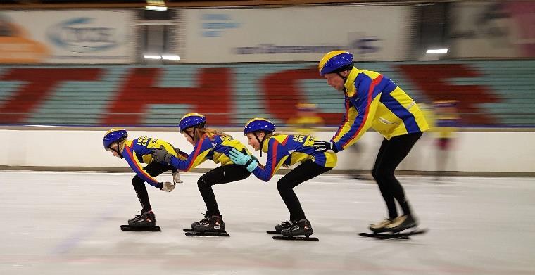 Leuke lessen om te leren schaatsen!!! Vind jij skeeleren op straat ook zo leuk? Dan vind jij schaatsen op ijs zeker nog leuker! Elke zaterdag rijden we gezellig met elkaar naar Den Haag.