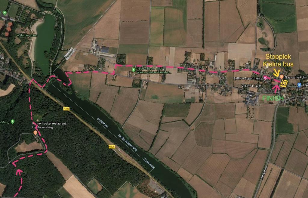 Beschrijving (vervolg): Bij een weiland linksaf, het pad rechts van de weg volgen tot aan een Pannenkoekenhuis De weg nog een paar meter volgen en dan naar rechts langs een informatiebord met een