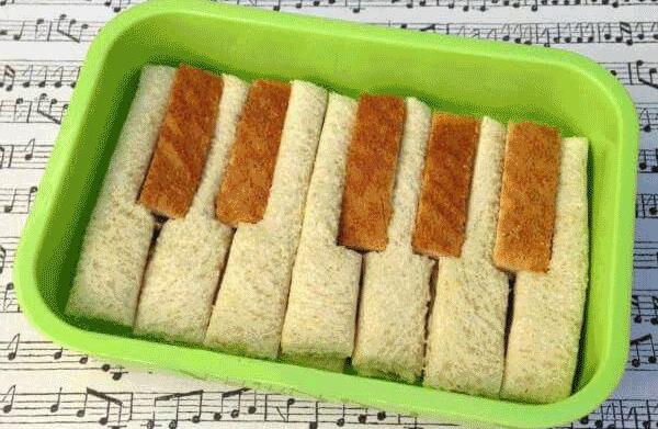 Piano sandwich Van heel gewoon wit brood maken we een eetbaar piano toetsenbord.