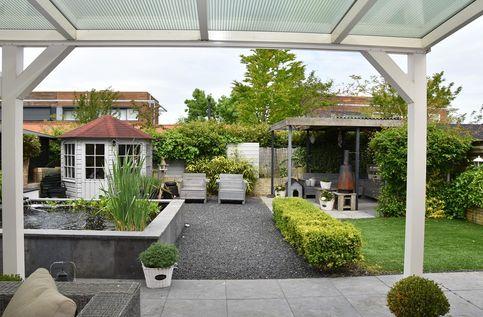 De keuken/het eetgedeelte beschikt over zowel openslaande deuren alsmede een extra deur naar de tuin. Grote terrasoverkapping/veranda over gehele breedte van de woning (ca. 6.60 x 3.