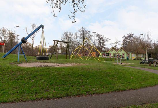 In de nabijheid treft u onder meer diverse parken en sportverenigingen.