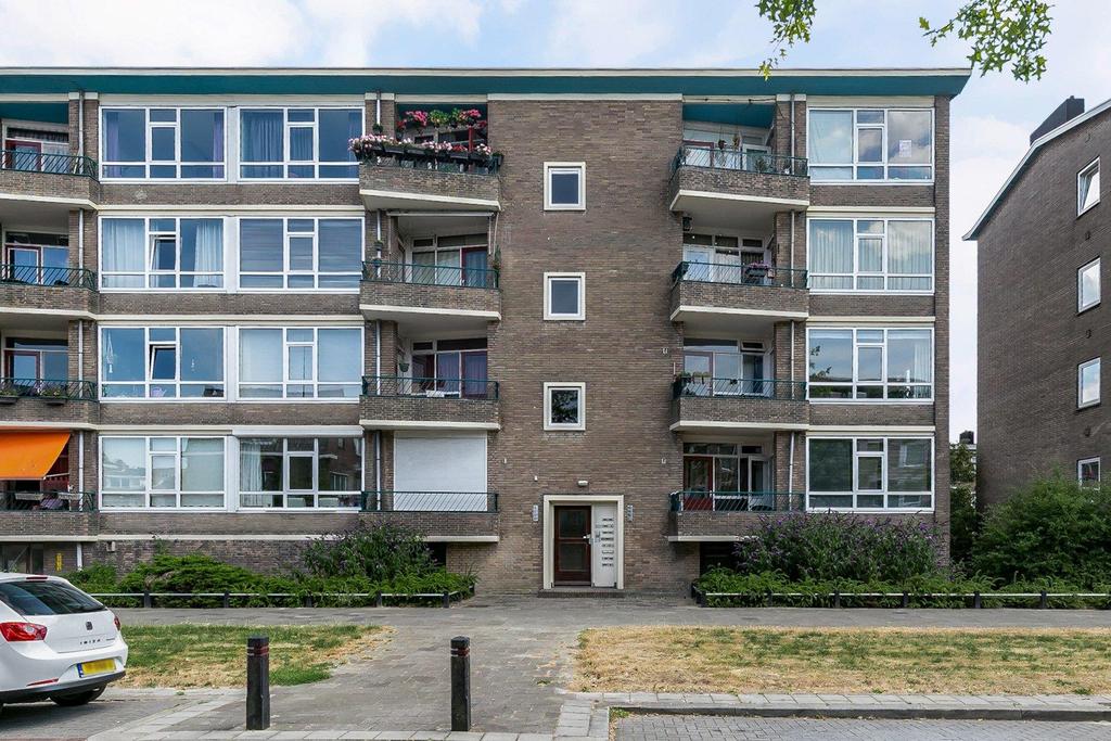 Het appartement op de tweede verdieping is goed afgewerkt en beschikt over een ruime en