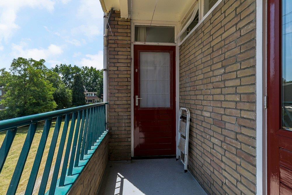 De masterbedroom is voorzien van een