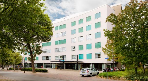 Zorg- en revalidatiecentrum Hambos Kapellaan 2 6461 EH Kerkrade T 045 546 75 46 Zorg- en revalidatiecentrum Hambos is een gespecialiseerd centrum voor zorg - en dienstverlening aan mensen met