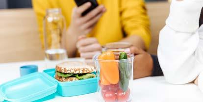 Gezonde voeding in de school Onderweg, op het station, bij kassa s, op school: bijna overal komen jongeren in aanraking met eten en drinken.