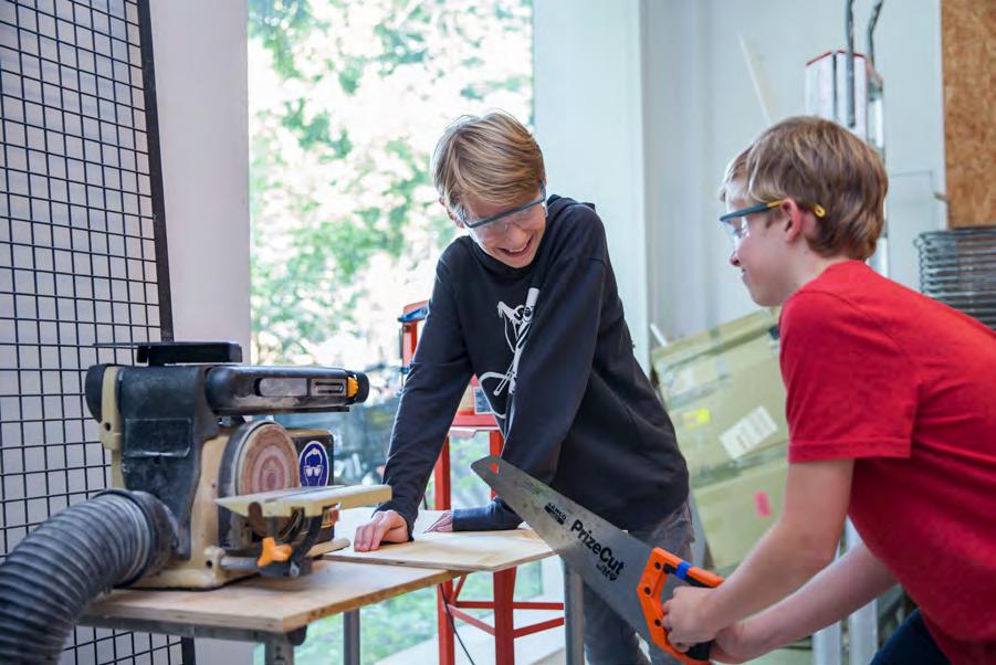 Talen en gymnasium Rietvelduren Op het Gerrit Rietveld College krijg je les in verschillende talen. Zo volg je Nederlands, maar ook Engels, Frans en Duits.