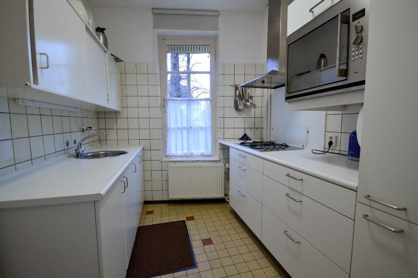 toegang tot de ruime woonkamer, eetkamer en keuken.