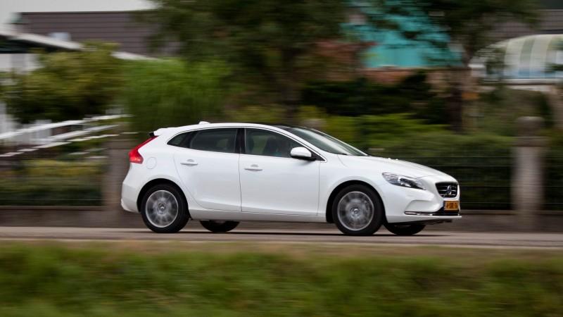 op het dashboard. In beide gevallen werkt het logisch en zonder teveel fratsen. Navigatie en de auto-instellingen worden via dezelfde keuzeknoppen bediend.