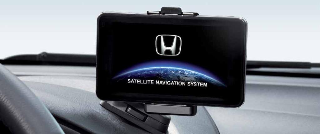este ezer, Het Honda opact Navigatiesystee is een portabe systee dat wordt geonteerd op een steun die op het dashboard is gebouwd.