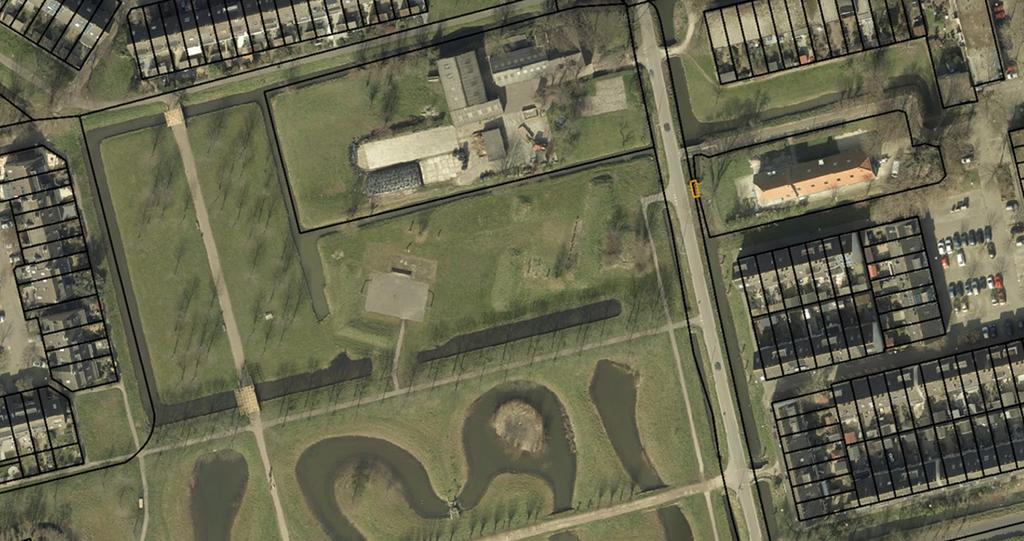 Deze locatie is opgenomen omdat het - Centraal in de wijk ligt Het biedt binnen de huidige structuur te weinig ruimte voor drie scholen De bereikbaarheid per auto en het